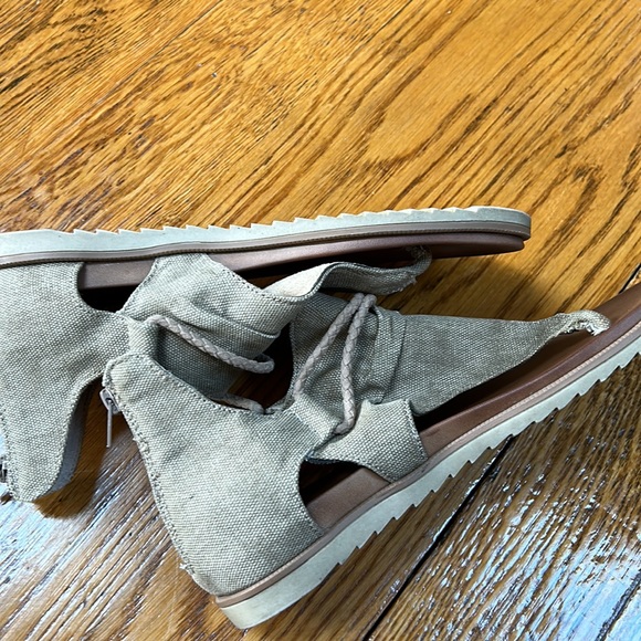 Very G brand canvas sandals. Zip back closure. Khaki color, size 9. - Picture 7 of 9